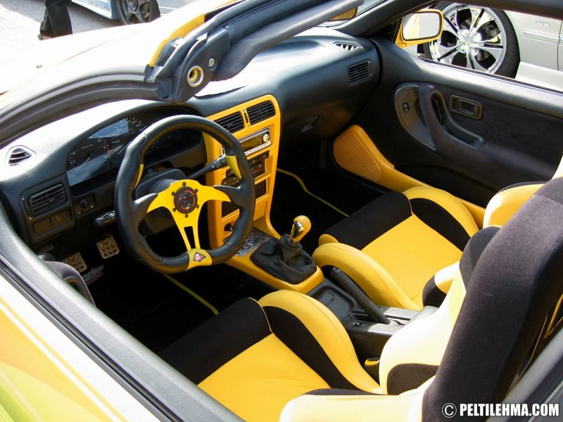 keltaoranssi Nissan 100NX sisältä kuvattuna