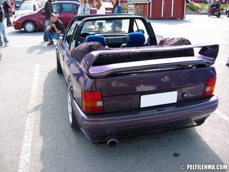 violetti Ford Escort IV cabriolet takaviistosta kuvattuna