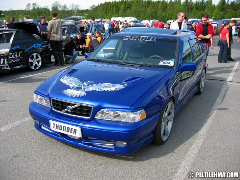 sininen Volvo 850R etuviistosta kuvattuna