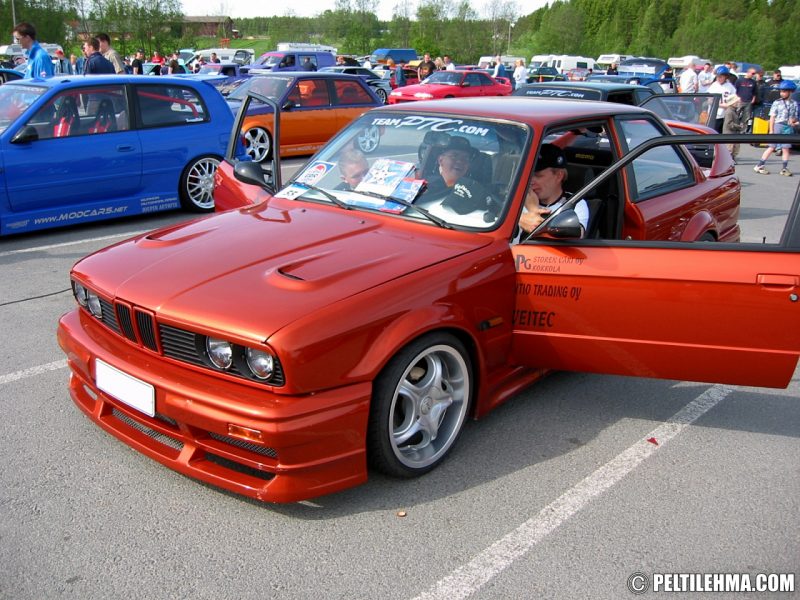 kuparinvärinen BMW E30 etuviistosta kuvattuna