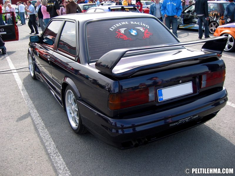 musta BMW E30 takaviistosta kuvattuna