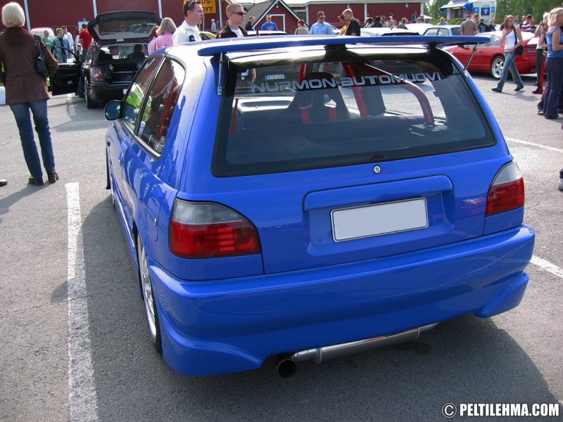 sininen Nissan Sunny N14 GT-R -look takaviistosta kuvattuna