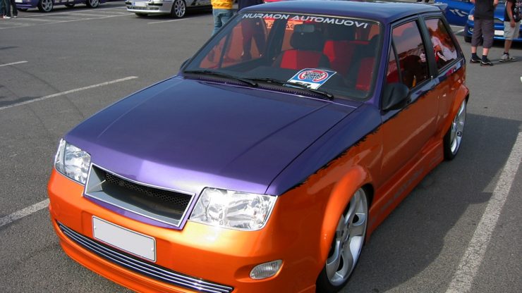 oranssivioletti Opel Corsa A etuviistosta kuvattuna