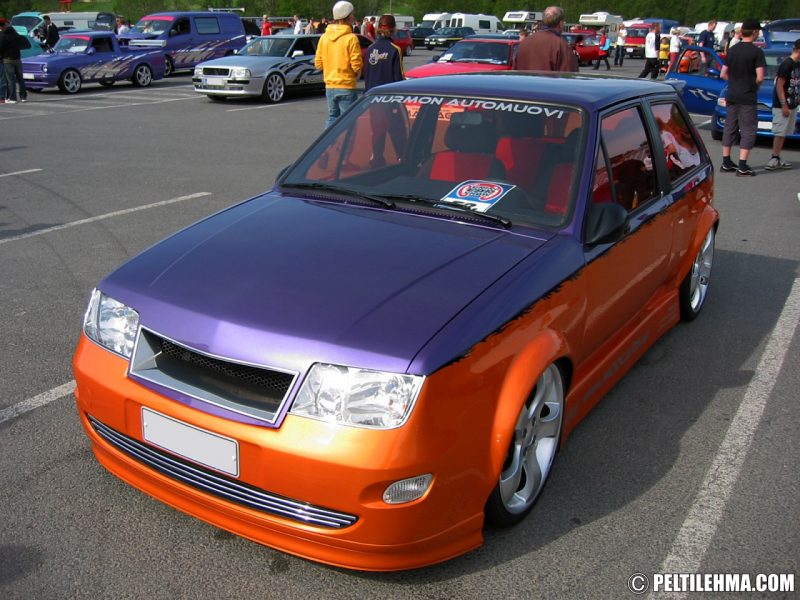 oranssivioletti Opel Corsa A etuviistosta kuvattuna