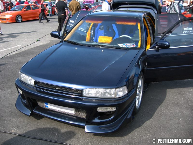 tummansininen Honda Accord IV etuviistosta kuvattuna
