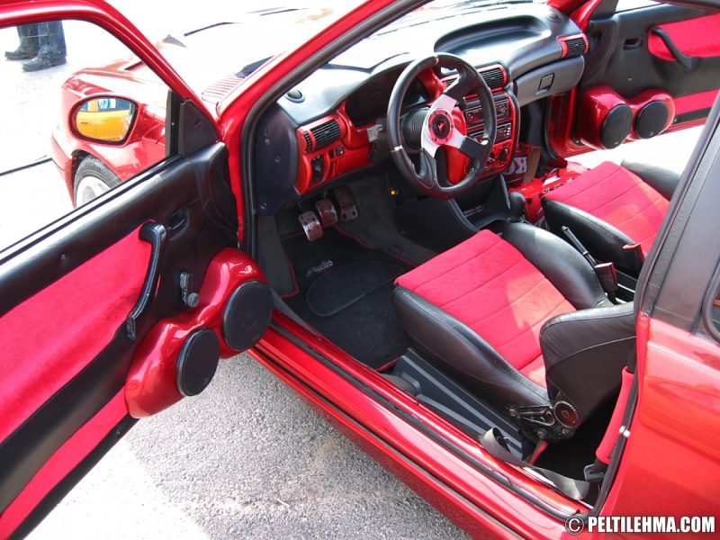 punainen Opel Kadett E sisältä kuvattuna