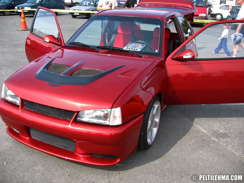 punainen Opel Kadett E etuviistosta kuvattuna