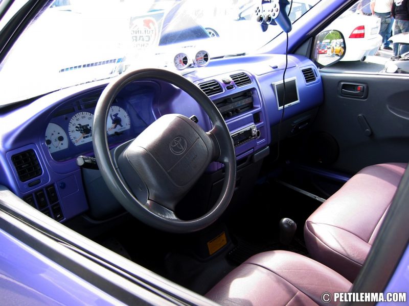 violetti Toyota Hi-Ace sisältä kuvattuna