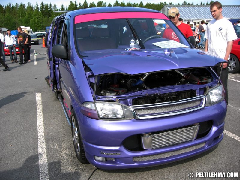 violetti Toyota Hi-Ace etuviistosta kuvattuna