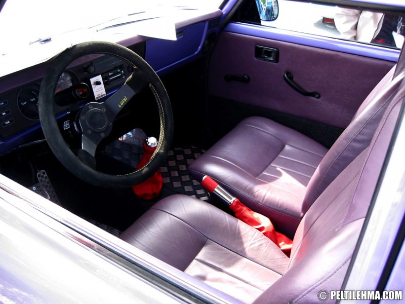 violetti Toyota 1000 pick-up "Timangi" sisältä kuvattuna