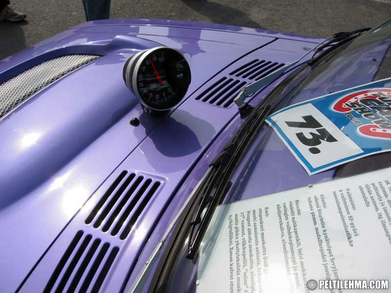 violetti Toyota 1000 pick-up "Timangi" konepellin kierroslukumittari