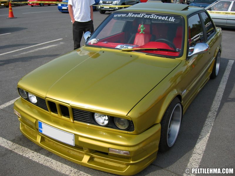 kultainen BMW E30 etuviistosta kuvattuna