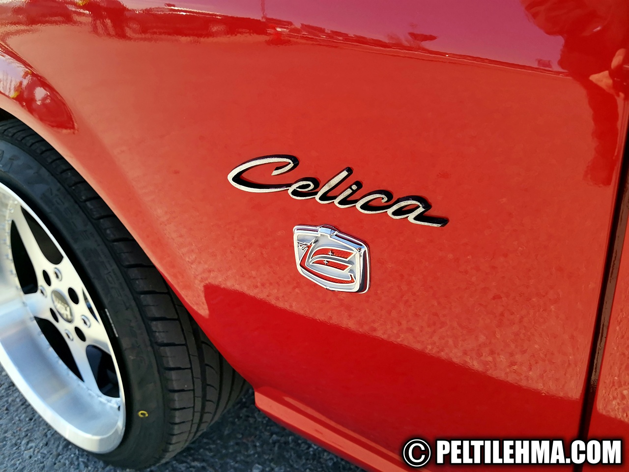 Toyota Celica logo etulokasuojassa alt
